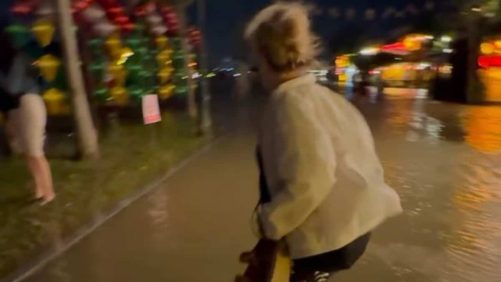Anne-Élisabeth Bossé y Rémi-Pierre Paquin bajo la lluvia en Vietnam