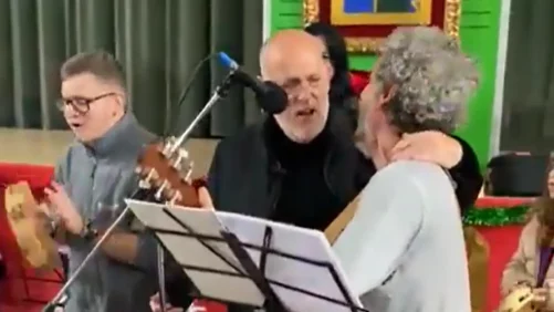Javier Tebas sorprende cantando villancicos en un comedor social