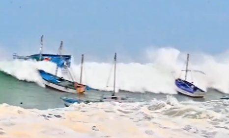 Un fuerte oleaje en el norte de Perú arrastra decenas de barcos y causa inundaciones | Internacional | Noticias