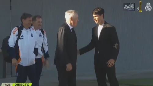 Carlos Alcaraz visita y saluda a los jugadores del Real Madrid en Valdebebas antes del partido ante el Sevilla