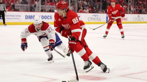 Patrick Kane se regocija por el éxito de Cole Caufield