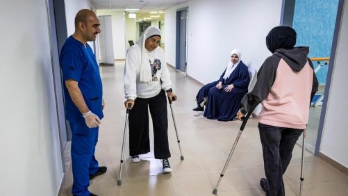 Lejos de Gaza, los jóvenes palestinos intentan recuperar el equilibrio