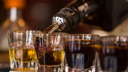 Beber alcohol podría empeorar su alergia a las nueces