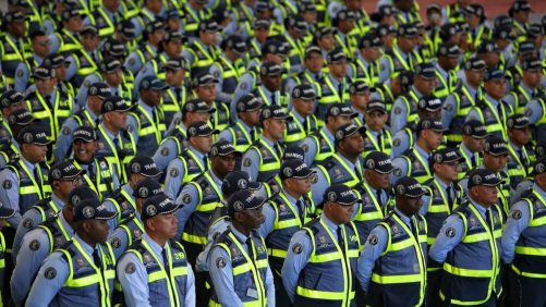 Brutal agresión a un agente de tránsito por parte de tres personas, mientras realizaba un procedimiento