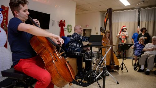 Temporada navideña: "Siempre es una experiencia transformadora y conmovedora", dice un violonchelista que toca en CHSLD