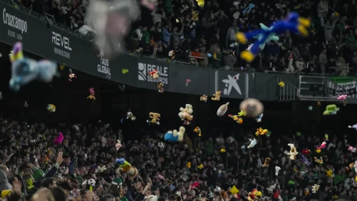 El Betis rompe su récord de recogida de juguetes en la tradicional lluvia de peluches