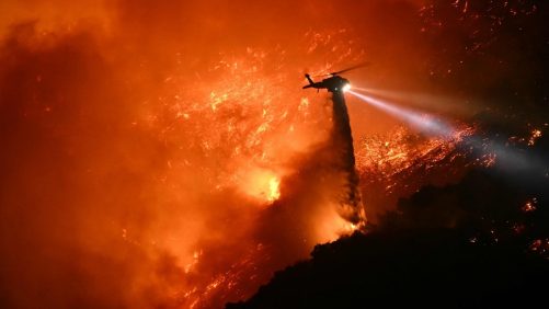 ¿Fuegos artificiales que provocan incendios en Los Ángeles? Aquí hay tres posibles causas del desastre.