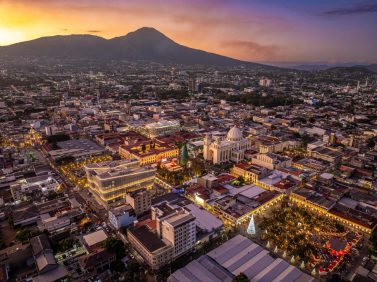 Estabilidad económica salvadoreña compite con Suiza en reducción de precios