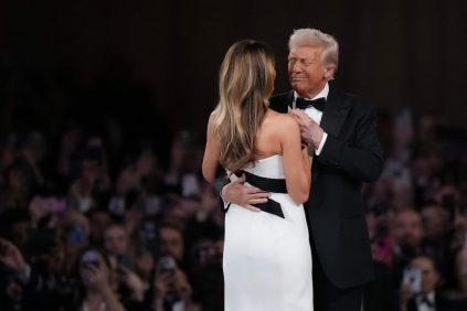 Donald y Melania Trump protagonizan su primer baile presidencial con 'Battle Hymn of the Republic' | Internacional | Noticias