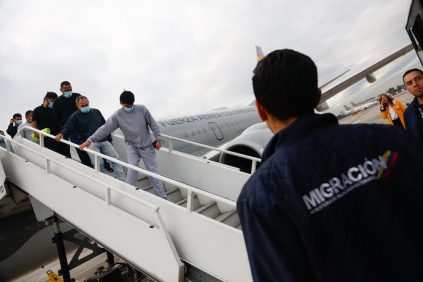 Aterriza en Bogotá El Primer Avión Colombiano Con Deportados de Estados Unidos | Internacional | Noticias
