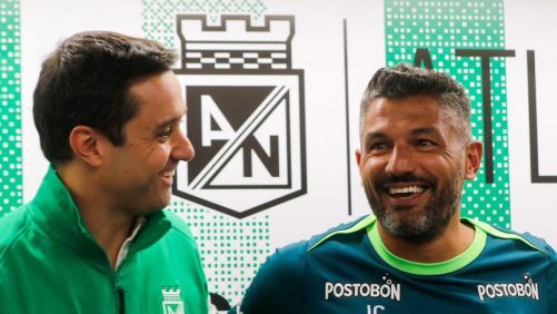 Atlético Nacional presentó al entrenador Javier Gandolfi en conjunto con el plantel y la indumentaria oficial para 2025