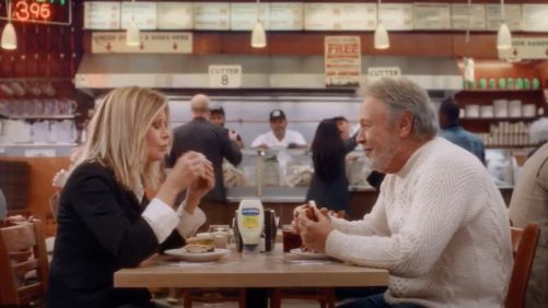 [VIDÉO] Meg Ryan y Billy Crystal recrean la famosa escena del orgasmo simulado de la película "When Harry conoce a Sally" para un anuncio de mayonesa que se transmitirá durante el Super Bowl