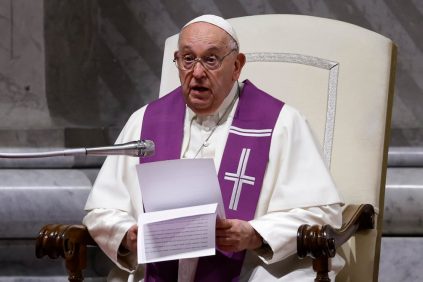 El papa Francisco sufre una caída y le inmovilizan el brazo por precaución | Internacional | Noticias