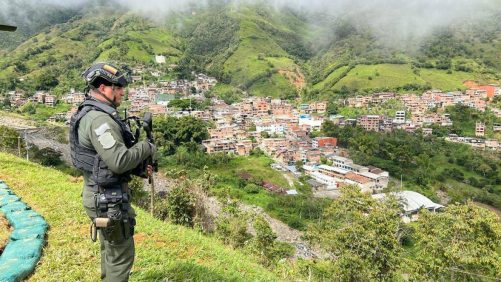 36 familias se desplazaron en Briceño por combates