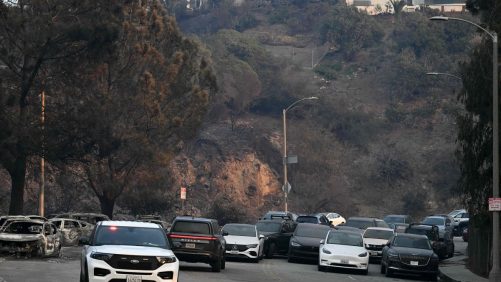 Incendios en Los Ángeles: Alertas de evacuación incorrectas siembran “pánico” y “confusión”