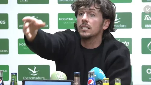 La acalorada bronca entre Javi Poves y el vicepresidente del Cacereño en plena rueda de prensa: "¡Respetad a los humildes!