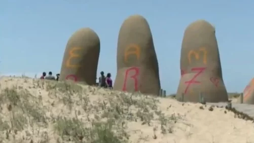 una mujer, detenida por vandalizar una escultura con un mensaje de amor para él