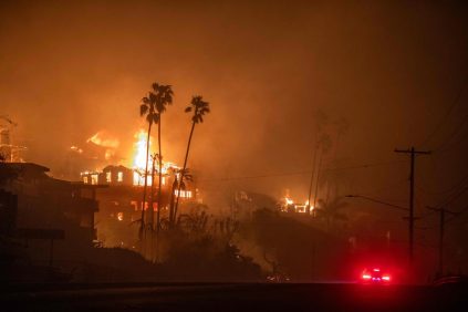 Cuatro incendios activos en Los Ángeles consumen edificios enteros y provocan millas de evacuaciones: estas son las imágenes de la emergencia | Internacional | Noticias