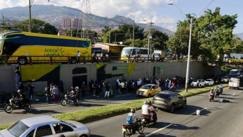 Colectivos artísticos pintan de nuevo el grafiti que les fue borrado