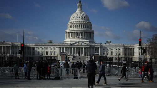 Intenta quemar su vehículo frente al Capitolio donde Trump rindió homenaje a Jimmy Carter