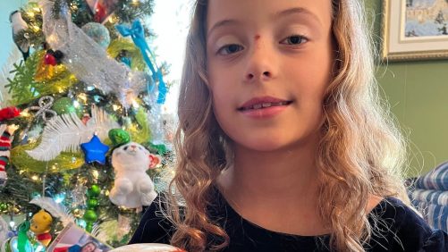 “El tumor era más grande que el riñón”: una trilliza pudo celebrar su recuperación junto a sus hermanas y personajes de Disney