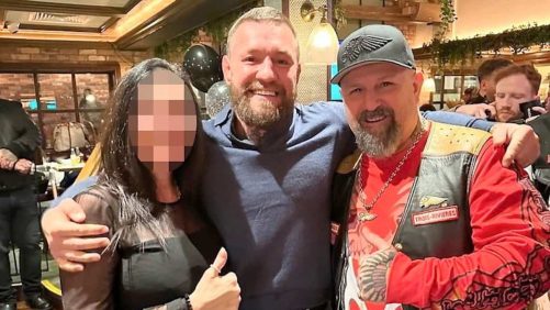 Conor McGregor con unos influyentes Hells Angels de Trois-Rivières, en un bar de Dublín, Irlanda