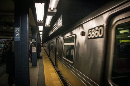 Policía de Nueva York Crea Unidad para Castigar A Quienes Orinan o Mendigan en El Metro | Internacional | Noticias