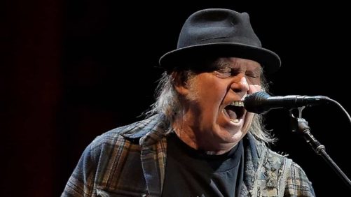 Neil Young se retira del cartel del festival de Glastonbury y denuncia la intervención de la BBC