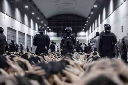 El Salvador ofrece recibir criminales estadounidenses en el CECOT