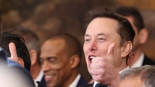 Musk presenta a la votación sobre x el regreso de un empleado a publicaciones racistas