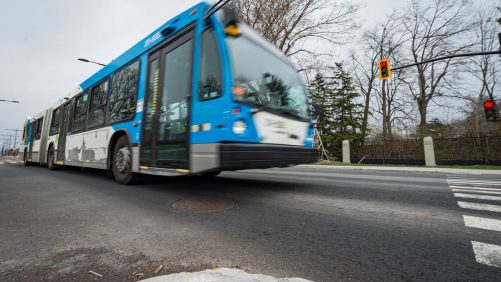 Caída en un autobús: un hombre de 74 años en estado crítico