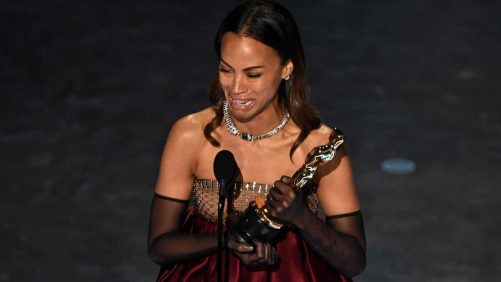 En lágrimas, Zoe Saldana pronuncia un discurso conmovedor después de ganar el Oscar a la mejor actriz de apoyo para la película "Emilia Pérez"