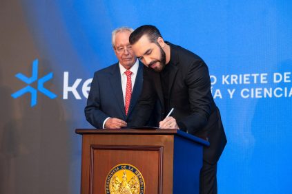 Presidente Bukele y Roberto Kriete sellan alianza para brindar becas estudiantiles