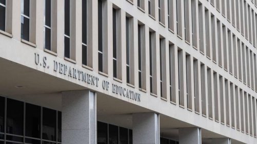 El Ministerio de Educación de los Estados Unidos anuncia despedir a casi la mitad de su personal.