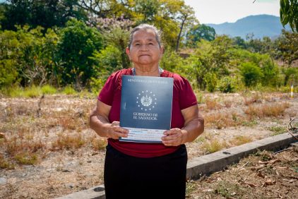 El Salvador otorga títulos de propiedad a familias de Cabañas Este