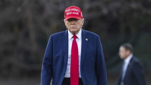 Trump firma un decreto que establece el inglés como el idioma oficial de los Estados Unidos