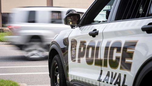 Un oficial de policía de Laval arrestado después de estar atrapado por cazadores de pedófilos