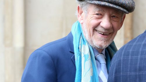 "Los actores homosexuales deben salir del armario", según Ian McKellen