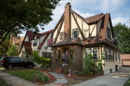 La Casa de la Infancia de Donald Trump se Vende Con Un Gran Descuento, Tras Ser Invadida Por Gatos Callejeros | Internacional | Noticias