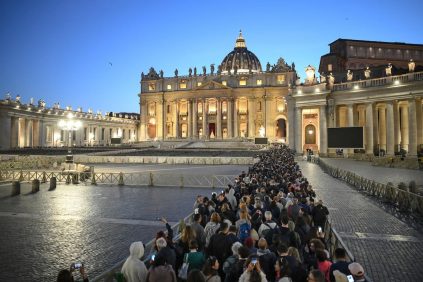 Fieles SE Apresuran para Ingresar a la Basílica de San Pedro en El Vaticano para desprecio al papa Francisco | Internacional | Noticias