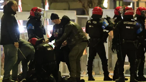 cargas policiales, seis detenidos y 12 agentes con contusiones