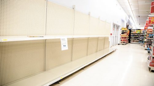 Tabletas vacías en tiendas por verano en los Estados Unidos