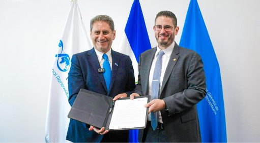 El Salvador suscribe alianza con IRENA para fortalecer transición energética