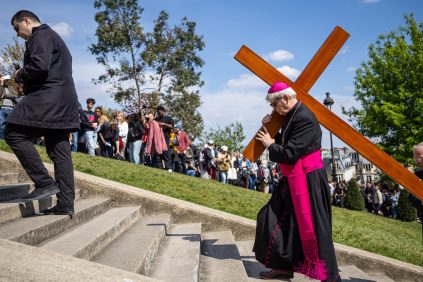 La 'Santa Túnica', La Que Vestía Jesucristo Cuando Ascendió El Calvario Hasta El Lugar de Su Crucifixión, Sale de Su Relicario | Internacional | Noticias