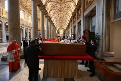 Frente A Familiares y el Carmalengo Fue Entrado el Papa Francisco en Basílica | Internacional | Noticias