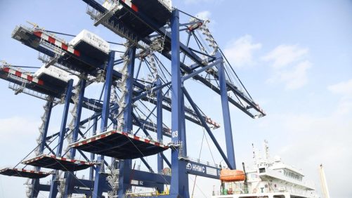 Las tres megagrúas que operarán en Puerto Antioquia llegaron al muelle tras tres meses de viaje desde China