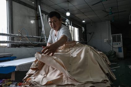Marcas de Lujo Venden Sus Productos Hasta 10 Veces Más Caros de Lo que cuesta Producirlos, Según Manufactureros Chinos | Internacional | Noticias