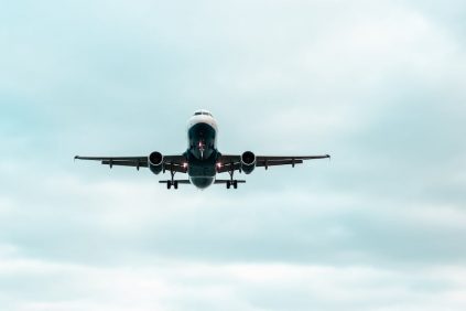 Vuelo es Obligado A REGRESAR LUEGO DE QUE UN PASAJERO INTENTARA ABRIR UNA DE LAS PUERTAS DEL AVION | Internacional | Noticias
