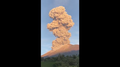Volcán en Filipinas Lanza Enorme Columna de Ceniza al Aire | Internacional | Noticias