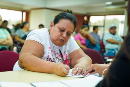 Vivienda entrega escrituras en nueve departamentos